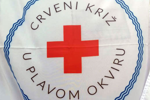 Logo akcije Crveni križ u plavom okviru 2022